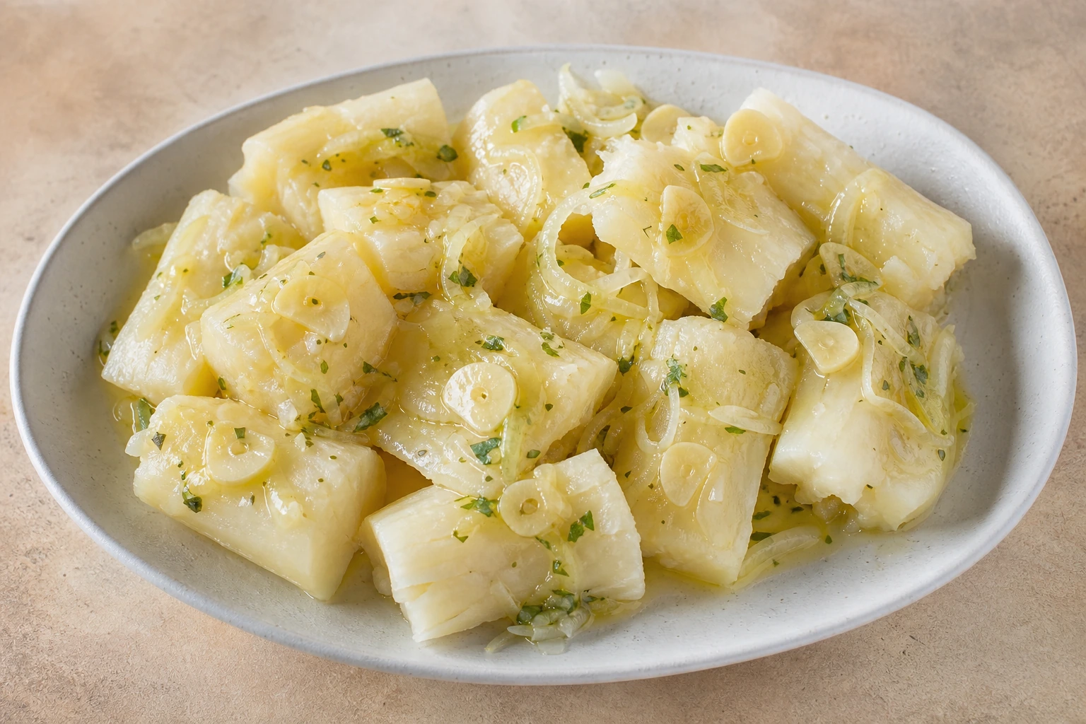 Yuca con mojo — gotowe danie